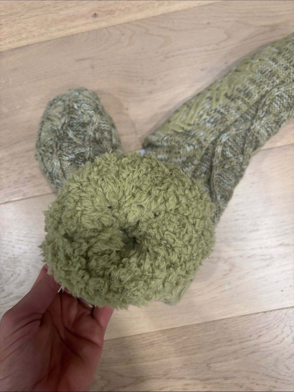 UGG woman’s Olive Green Cable Knit Crew Socks - Picture 3 of 3